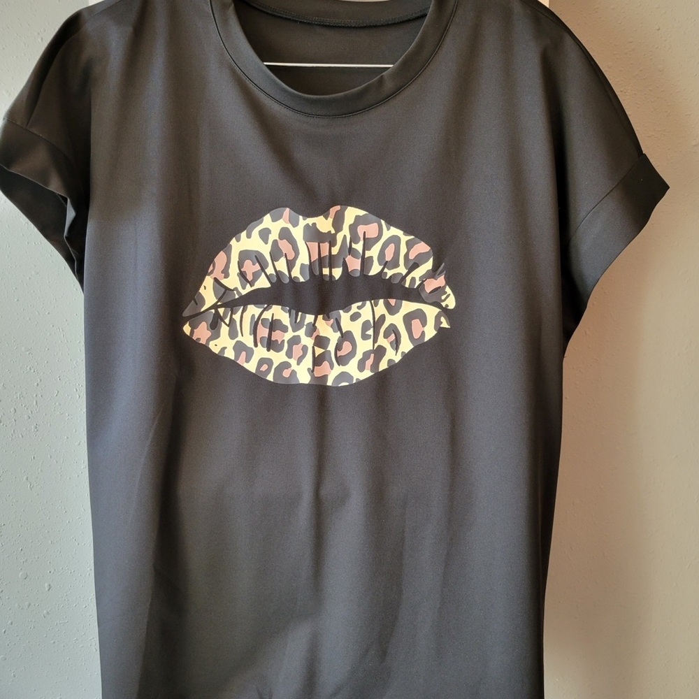Chic Black Tee with Leopard Lips Design